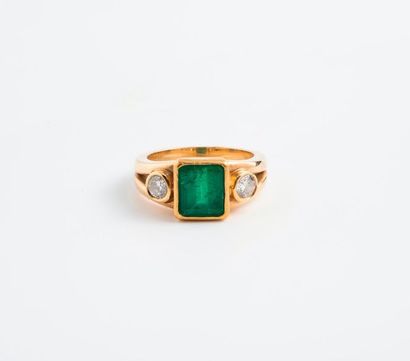 Bague en or jaune (750) centrée d'une émeraude...