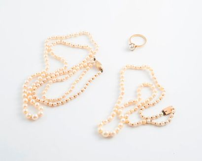 Lot :

- Deux colliers de perles de culture...