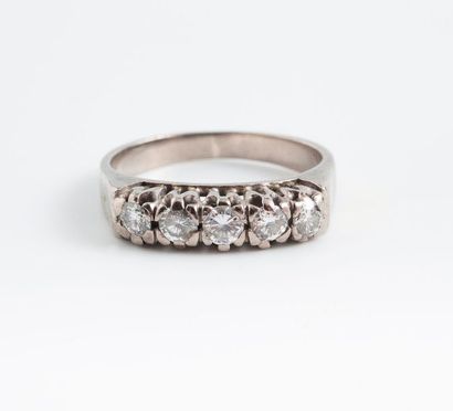 Bague en or gris (750) ornée d'une ligne...
