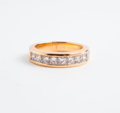 Bague en or jaune (750) ornée de neuf diamants...