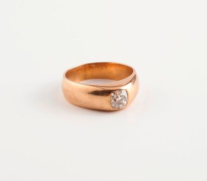 Bague jonc en or jaune (750) ornée d'un diamant...