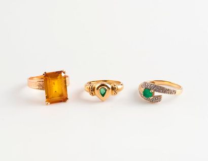 Trois bagues en or jaune (750) : 

- Une...