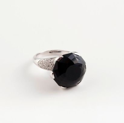 Bague en or gris (750) ornée d'un onyx noir...