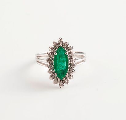 Bague marquise en or gris (750) centrée d'une...