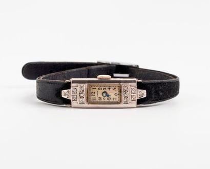 CERVIN


Montre bracelet de dame. 

Boîtier...