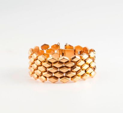 Bracelet en or jaune (750) à maillons losangiques....