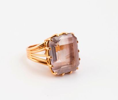 Bague en filins d'or jaune (750) ornée d'un...