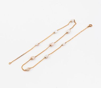 Collier en or jaune (750) ornée de neuf perles...
