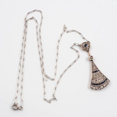 Collier formé d'une fine chaîne en platine...