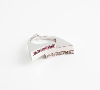 Bague en or gris (750) en forme d'écusson...