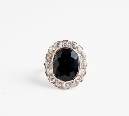 Bague marguerite en or gris (750) ornée d'un...