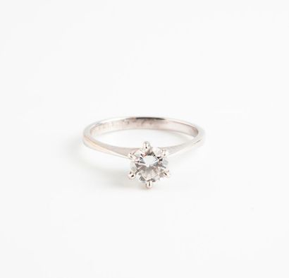 Bague solitaire en or gris (750) ornée d'un...