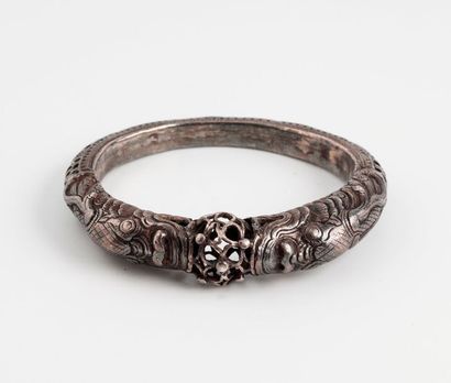 CHINE


Bracelet en argent (min.800) à décor...
