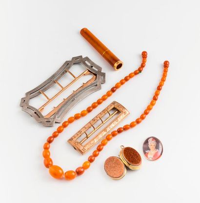 Lot de bijoux fantaisies comprenant : 

-...