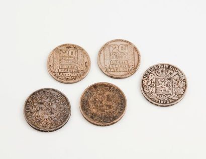 Lot comprenant : 

- deux pièces de 20 francs...