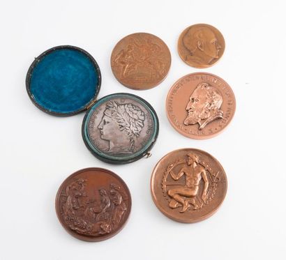 Lot de six médailles.

- cinq en bronze (Londini...