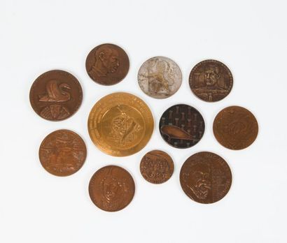 Lot de 11 médailles en bronze, certaines...