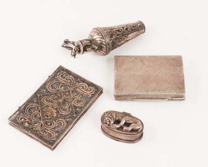 Lot d'objets en argent (min. 800) : 

- Une...