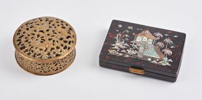 INDOCHINE


- Poudrier en écaille de tortue...
