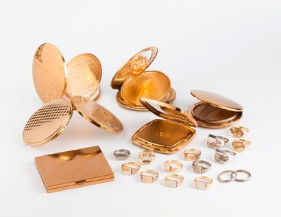 Lot comprenant : 

- Six poudriers en métal...