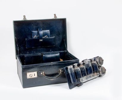 Nécessaire de voyage.

Deux tablettes amovibles...