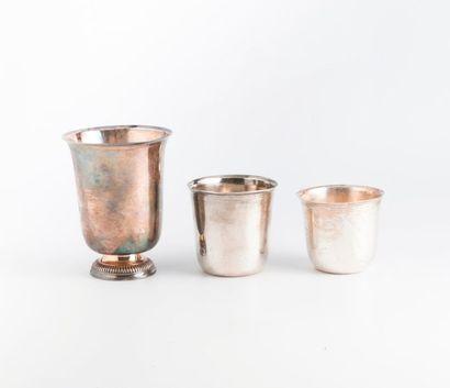 Trois pièces 

- Une timbale de forme tulipe...