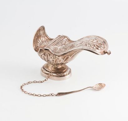 Navette à encens en argent (950). 

Le couvercle...