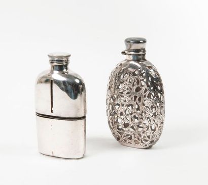 Angleterre


Deux flasques à alcool en verre...