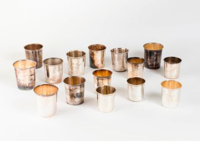 Lot de 15 timbales en argent (950).

Différents...
