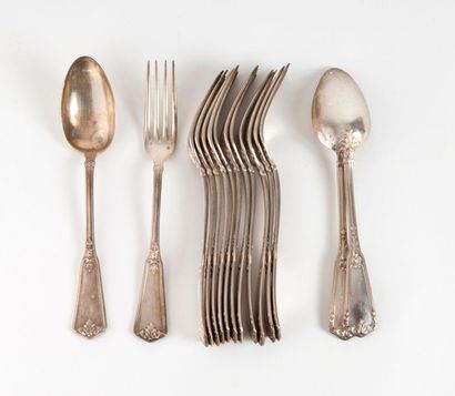 Douze fourchettes et trois cuillères de table...