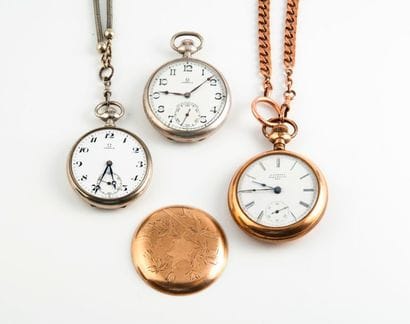 Trois montres de gousset :

OMEGA

- une...