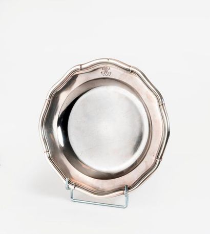 Plat circulaire en argent (950) à bord contourné...