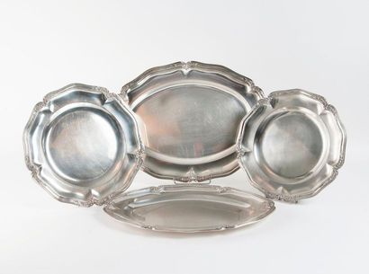 Ensemble de quatre plats à agrafes à décor...