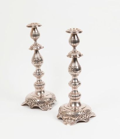 Paire de flambeaux en tôle d'argent (min....