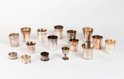 Lot de 12 timbales, un coquetier et 3 ronds...