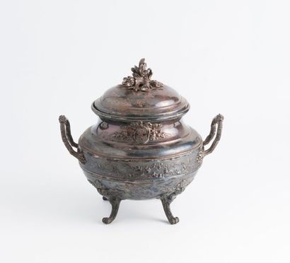 Sucrier quadripode en argent (950), au col...