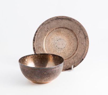 IRAN


Bol et sous-tasse circulaires en argent...