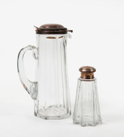 Lot comprenant : 

- Une saupoudreuse à réservoir...