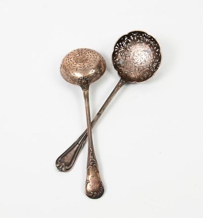 Deux cuillères à saupoudrer en argent (950),...