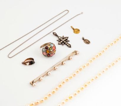 Lot :

- Broche barrette en fil de couteau...