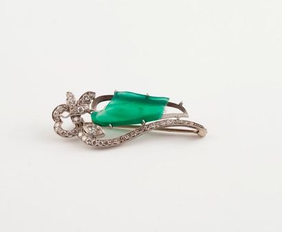 Petite broche en platine (850) ornée d'une...