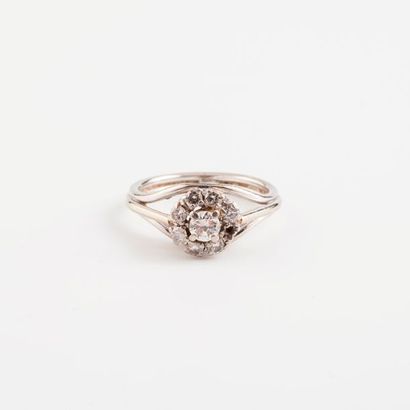 Bague marguerite en or gris (750) et platine...