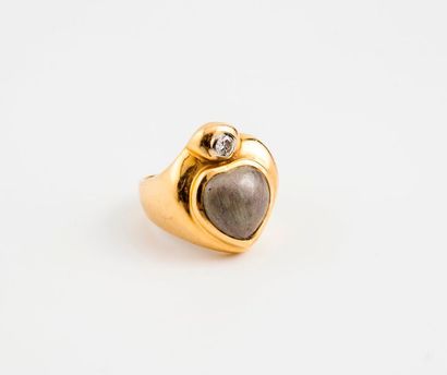 Bague en or jaune (750) ornée d'une pierre...
