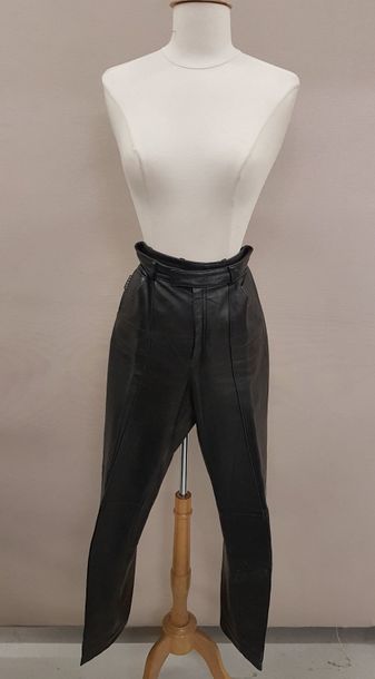 GUCCI


Pantalon droit en cuir noir taille...