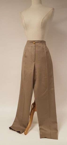 CHANEL


Pantalon coupe droite à pinces en...