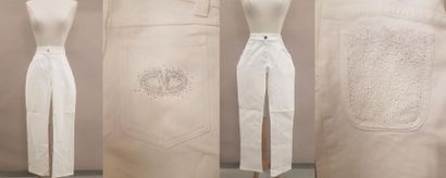 VALENTINO


Lot comprenant : 

- Pantalon...