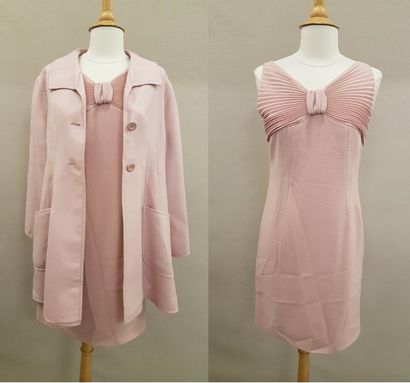 VALENTINO


Ensemble comprenant : 

- Une...