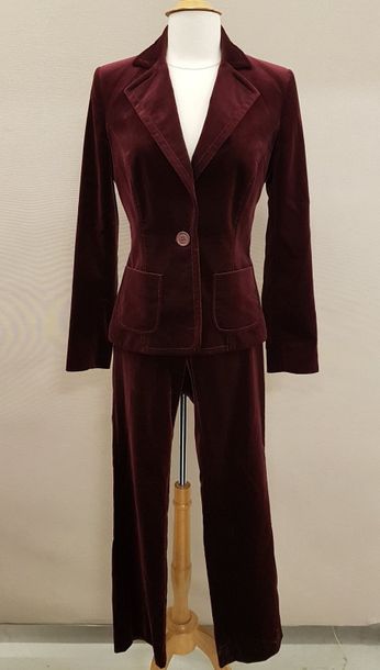VALENTINO


Tailleur pantalon en velours...