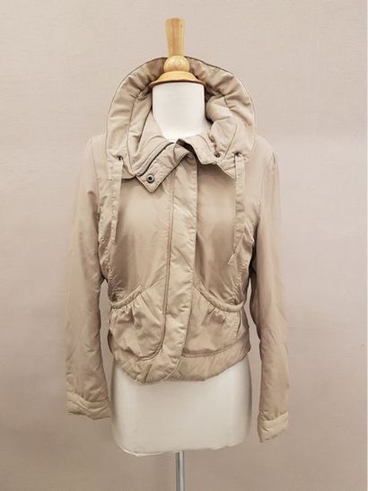 RED VALENTINO


Doudoune courte beige sable....