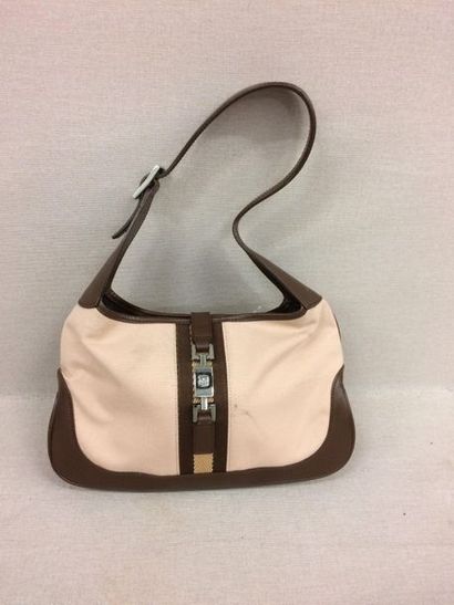GUCCI, Jackie


Sac en cuir marron et toile...